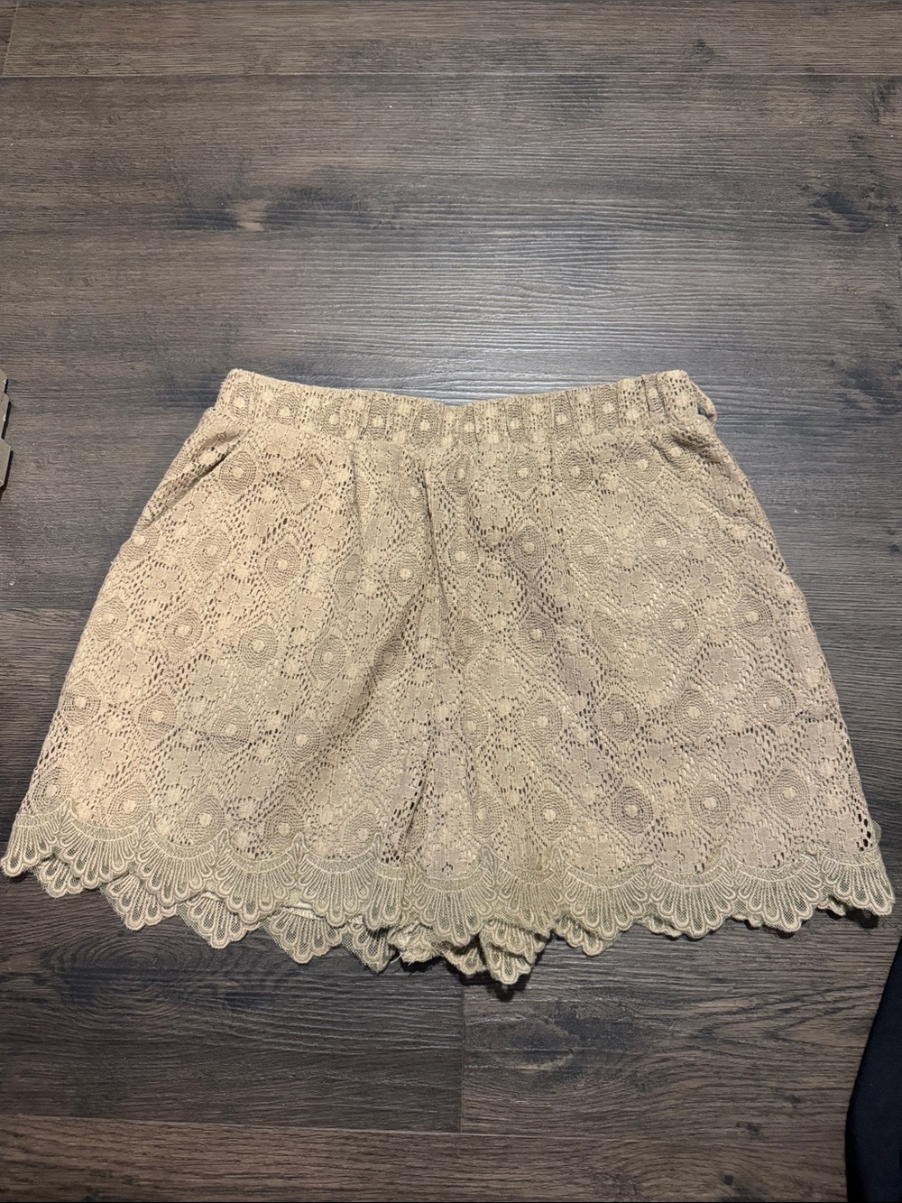 Lace Scallop Hem Shorts - Olive